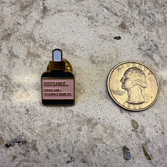 Mini Biossance push pin accessory - Picture 2 of 3
